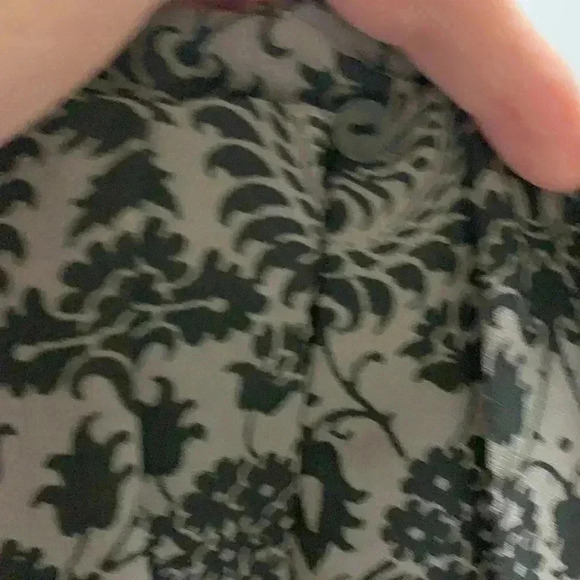 Violet and Claire lightweight tunic with front pleats and back button closure - Picture 5 of 8